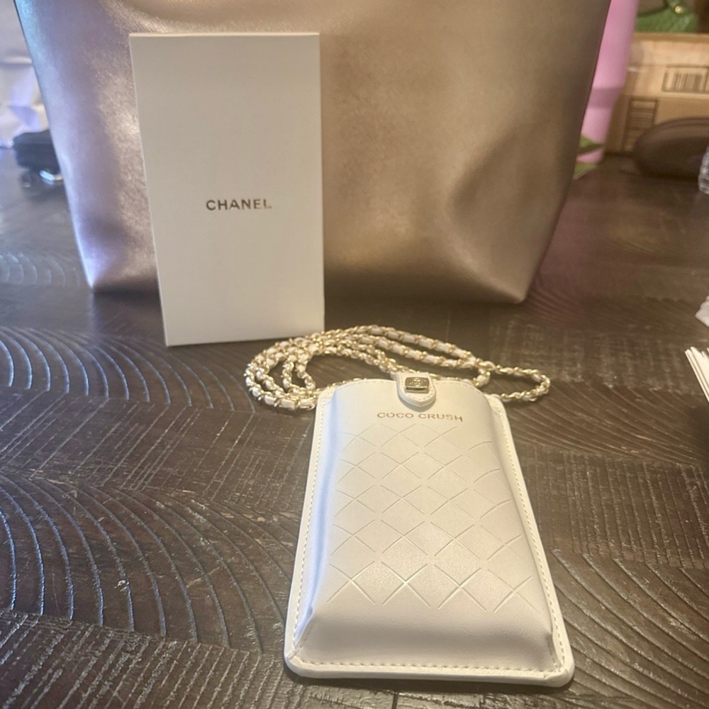 CHANEL Coco Crush Smartphone Case in White with Detachable Matching Strap NWB - Picture 6 of 13